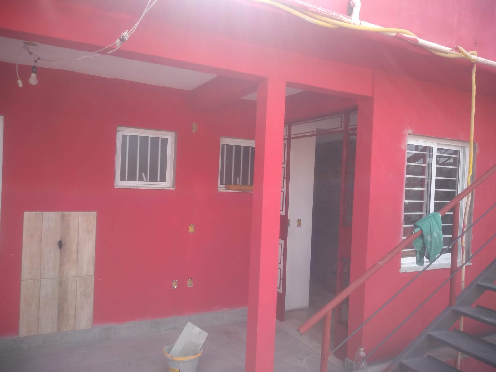 Reforma com paredes pintadas em vermelho vivo