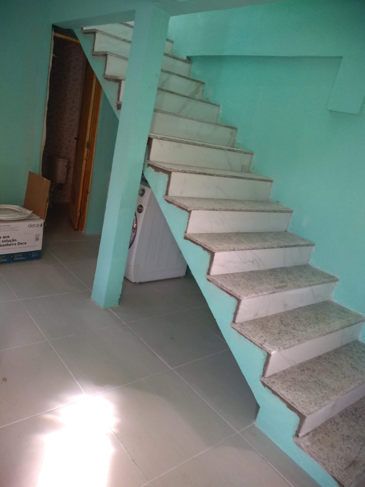 Escada interna com piso de granito e paredes pintadas